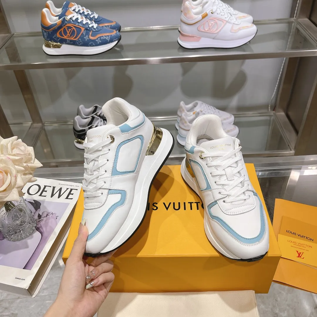 [L Family] P: 760💰Size 35-42 for women, 39-46 for men, (41.42 for women, 45.46 for men, customized) .LV Donkey Brand 🔥🔥LOUIS VUITTON Louis Vuitton's official website synchronizes the 2025 autumn and winter couple's models, which are now on the market, this Neo Run Away sneakers are inspired by running shoes, integrating LV's iconic must-have shoes into the trend. This version is a 1:1 replica of the original version. It is made of two-tone calfskin to highlight its simple lines and unique wedge outsole. Key details include the LV initials on the side and an engraved gold heel stabilizer on the back plus a 2cm hidden insole.
